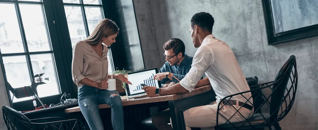 Equipo discutiendo los organigramas en una mesa de reuniones.