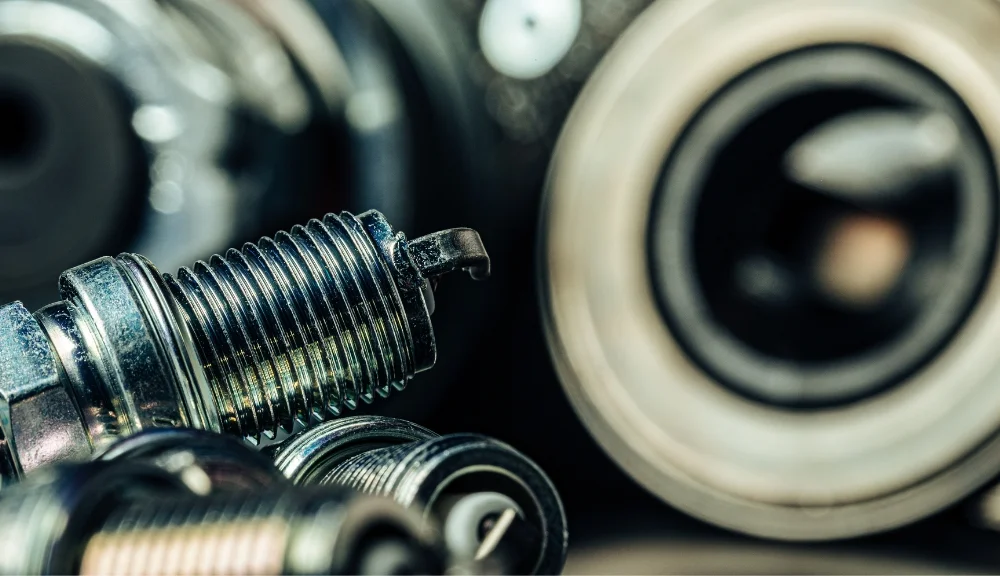 Gros plan de bougies d'allumage mécanique métalliques.